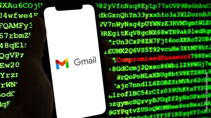 Gmail sullo smartphone e scritte criptate sullo sfondo